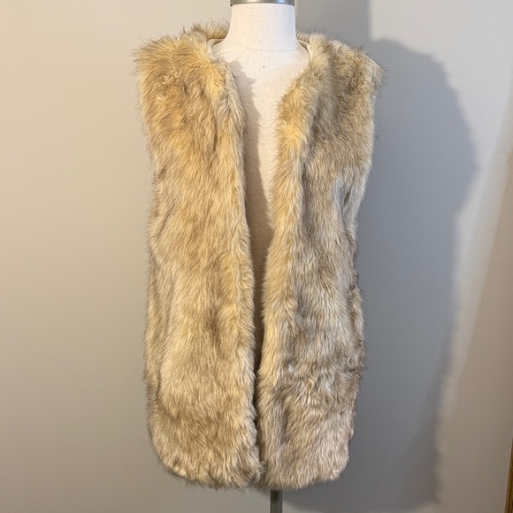 Universal Thread Jackets & Blazers - Universal Thread Cream Faux Fur Vest